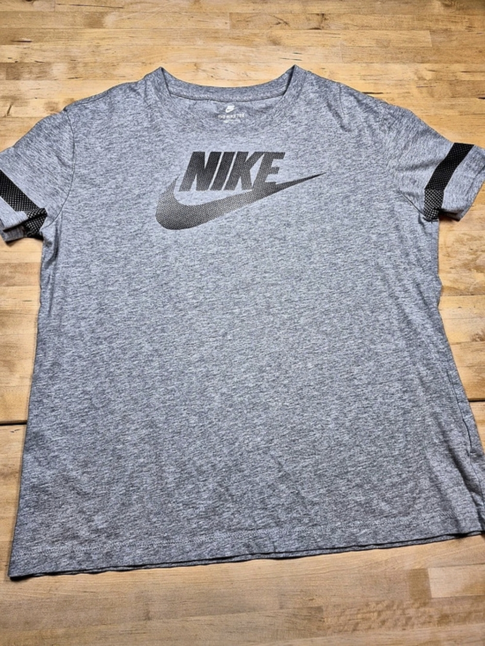 Nike The Nike Tee Short Sleeve Tee in Gray Medium Like New